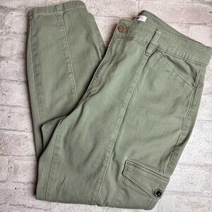 WHITE HOUSE BLACK MARKET Skinny Crop Olive Cargo Pants - Size 12 EUC😍
